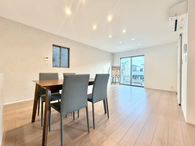 豊田市上野町6期の居間・リビング|家族が自然と集まる広々としたリビング。お子様の成長を見守りながら過ごせます。									
									