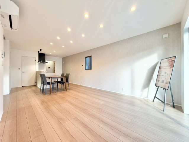 豊田市上野町6期の居間・リビング|家族が自然と集まる広々としたリビング。お子様の成長を見守りながら過ごせます。									
									
