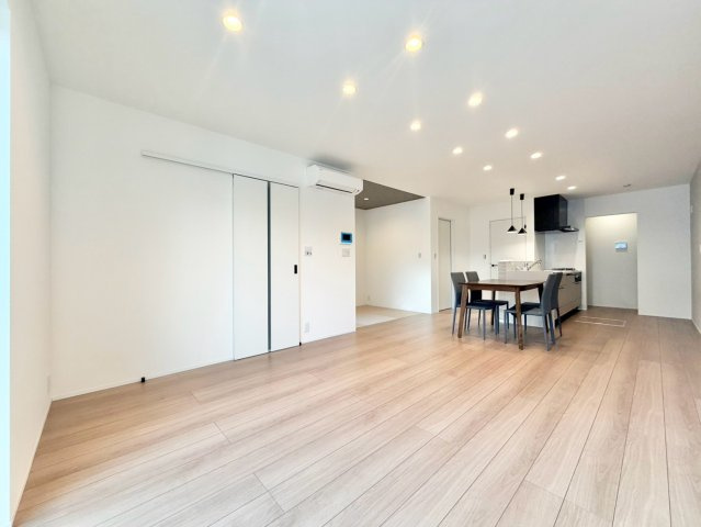 豊田市上野町6期の居間・リビング|家族が自然と集まる広々としたリビング。お子様の成長を見守りながら過ごせます。									
									