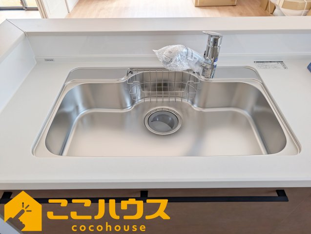 宜野湾市伊佐２丁目　ハートフルタウン　新築戸建て　全６棟　D号棟のキッチン|洗い物のしやすいワイドシンク