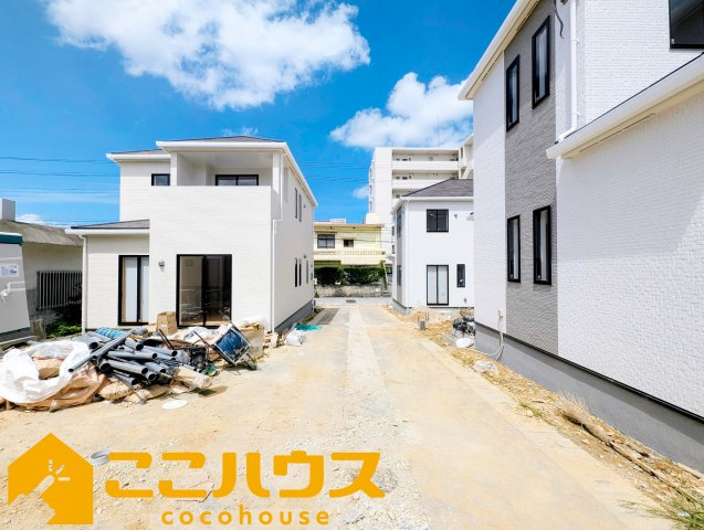宜野湾市伊佐２丁目　ハートフルタウン　新築戸建て　全６棟　D号棟の前面道路含む現地写真|前面道路