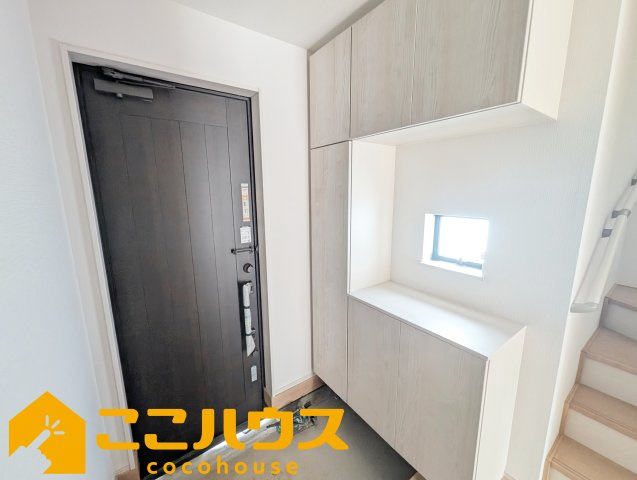 宜野湾市伊佐２丁目　ハートフルタウン　新築戸建て　全６棟　D号棟の玄関|大容量のシューズボックス