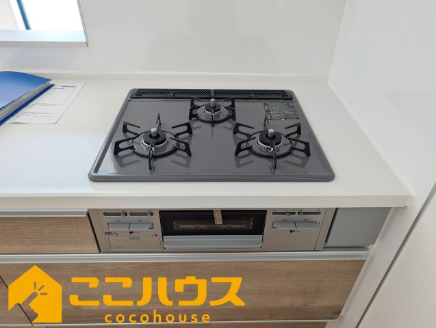 宜野湾市伊佐２丁目　ハートフルタウン　新築戸建て　全６棟　E号棟のキッチン|三口コンロ