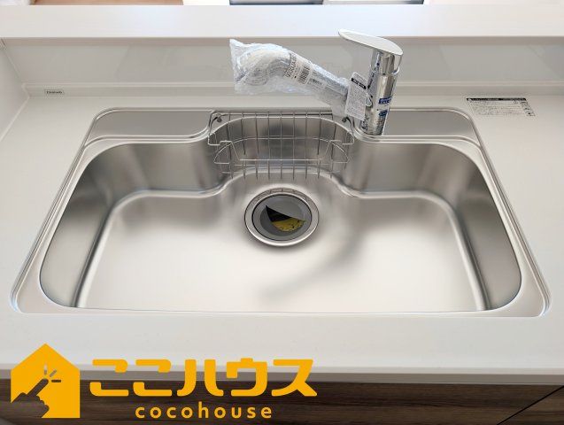 宜野湾市伊佐２丁目　ハートフルタウン　新築戸建て　全６棟　E号棟のキッチン|洗い物のしやすいワイドシンク