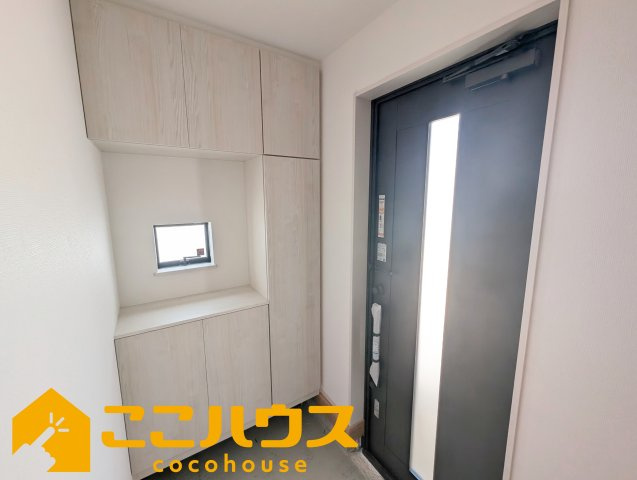宜野湾市伊佐２丁目　ハートフルタウン　新築戸建て　全６棟　E号棟の玄関|大容量のシューズボックス