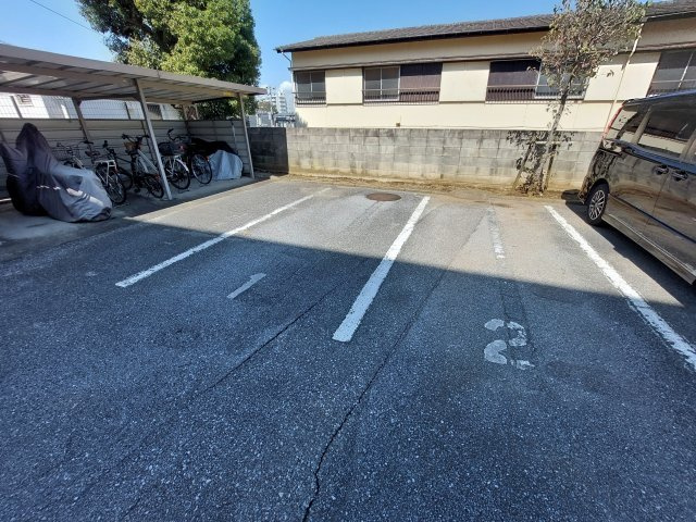 コーポモリヨシ2号棟の駐車場