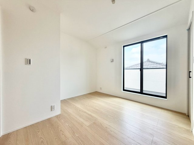 大府市桃山町4期の洋室|陽当りの良い洋室は、寝室や趣味の部屋、収納スペースなど、ライフスタイルに合わせて多目的に活用できる空間です。									
									