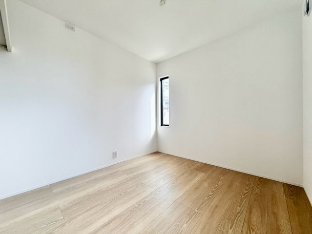 大府市桃山町4期の洋室|陽当りの良い洋室は、寝室や趣味の部屋、収納スペースなど、ライフスタイルに合わせて多目的に活用できる空間です。									
									