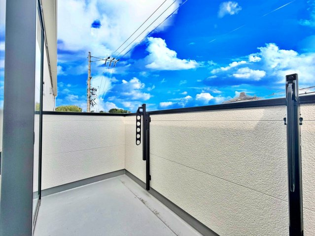 大府市桃山町4期のバルコニー|家族の洗濯物もまとめて干せる、広さと使いやすさを兼ね備えたバルコニー。家事効率もぐっと高まります。									
									