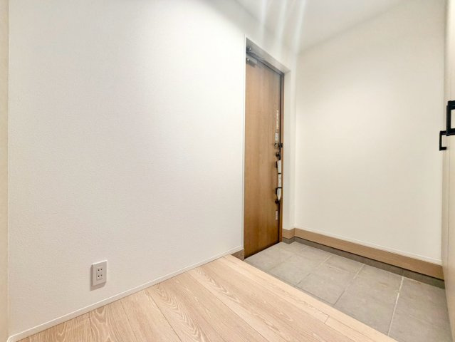 大府市桃山町4期の玄関|すっきり片付く玄関収納付き。お出かけ前のバタバタも解消し、気持ちよく一日をスタートできそうです。									
									