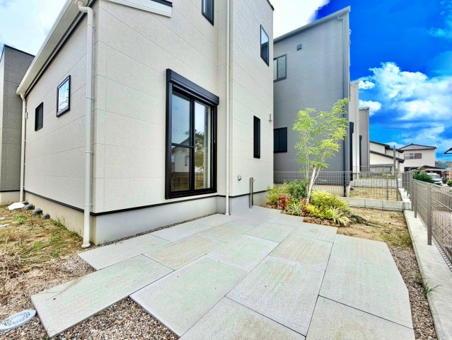 大府市桃山町4期の庭|お庭では家庭菜園やガーデニングを楽しめ、夫婦二人のちょっとした趣味の時間を気持ちよく過ごせる空間です。									
									