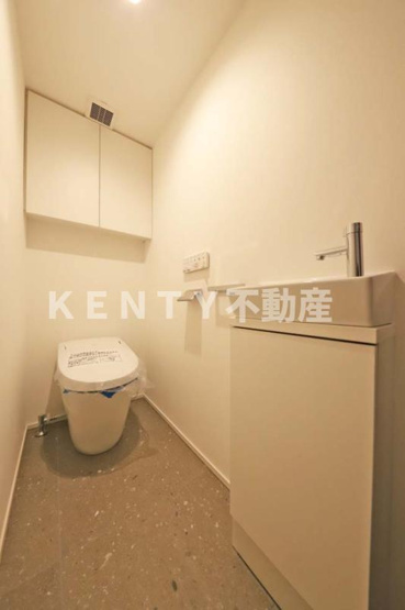 【トイレ】 | エクセルシオール荏原町 | 落ち着いた色調のトイレです