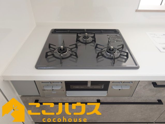 宜野湾市伊佐２丁目　ハートフルタウン　新築戸建て　全６棟　F号棟のキッチン|三口コンロ