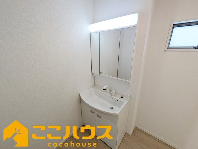 糸満市照屋第３　クレイドルガーデン　新築戸建て　全４棟　１号棟の独立洗面台|独立洗面台は収納豊富な三面鏡