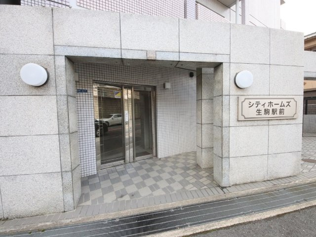 シティホームズ生駒駅前のエントランス