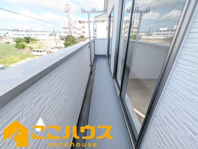 糸満市照屋第３　クレイドルガーデン　新築戸建て　全４棟　2号棟のバルコニー|2部屋から出入りのできるワイドバルコニー