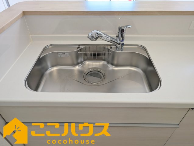 糸満市照屋第３　クレイドルガーデン　新築戸建て　全４棟　2号棟のキッチン|洗い物のしやすいワイドシンク
