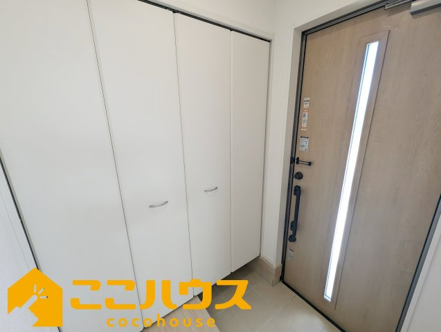糸満市照屋第３　クレイドルガーデン　新築戸建て　全４棟　2号棟の玄関|大容量のシューズボックス