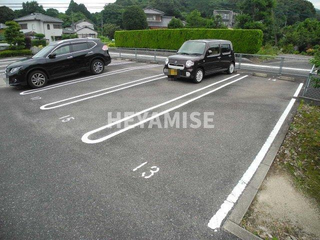 シャーメゾングリーンＢ棟の駐車場