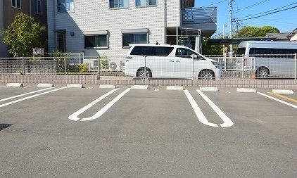 フローラ春日の駐車場