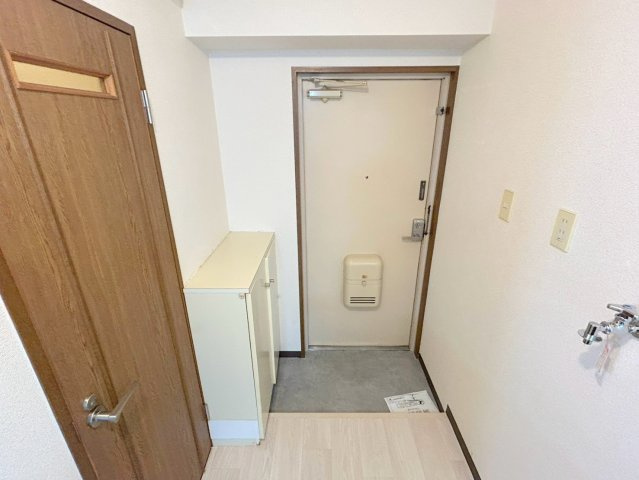 R・マンションの玄関