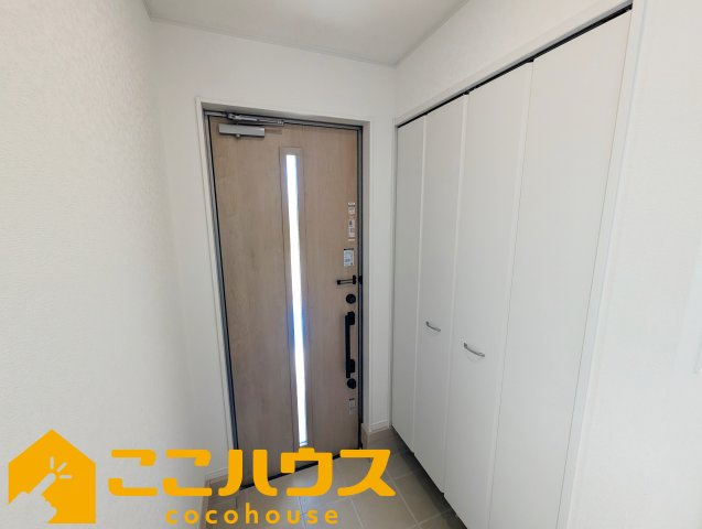 糸満市照屋第３　クレイドルガーデン　新築戸建て　全４棟　4号棟の玄関|大容量のシューズボックス