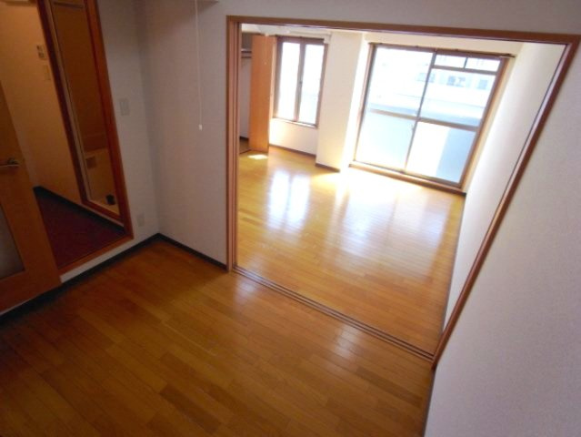 神戸市中央区旭通１丁目のアパートの居間・リビング