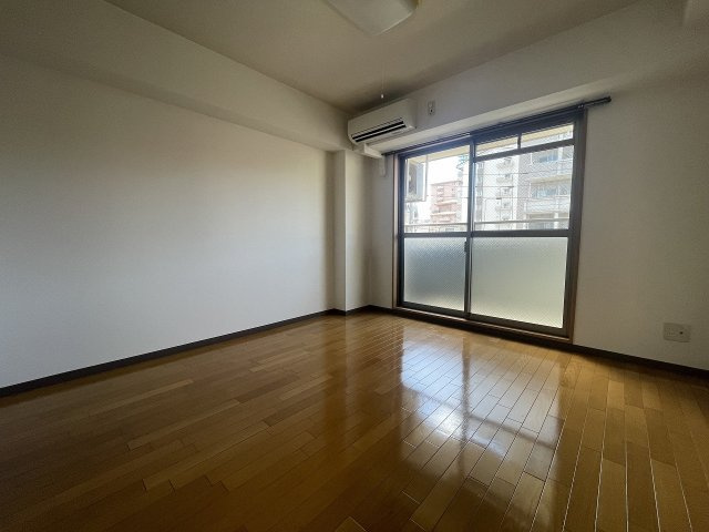 神戸市中央区旭通１丁目のアパートの居間・リビング