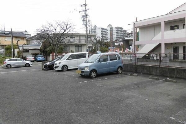 メゾンドールの駐車場