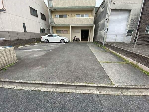 Asobi-PALACE本陣(セントラルケーズ)の駐車場