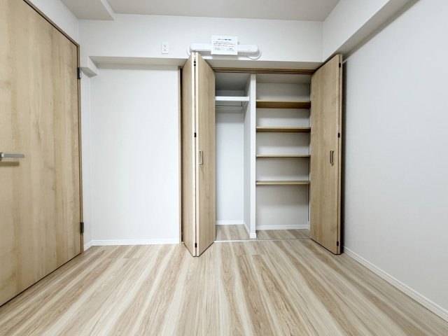 サンレスポアールの洋室|全居室に収納を設けている為、生活感が出にくく住環境を広々お使いいただけます。（R8.9撮影）