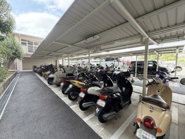 サンレスポアールの駐輪場|バイク置き場完備（R8.9撮影）