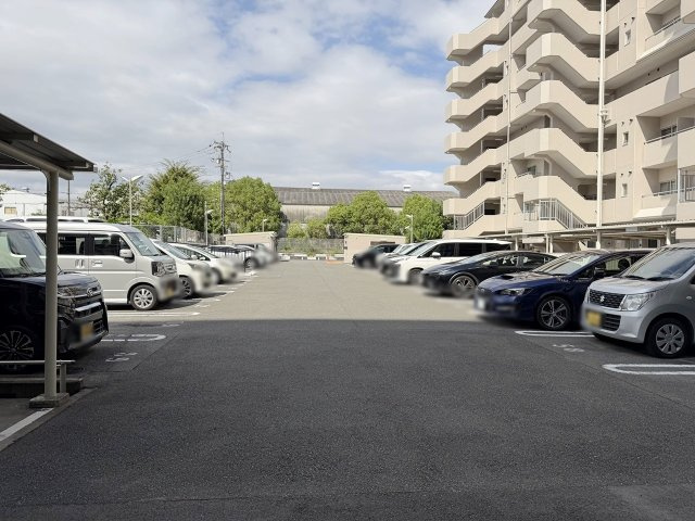サンレスポアールの駐車場|駐車場の空き状況などスタッフまでご相談ください♪（R8.9撮影）