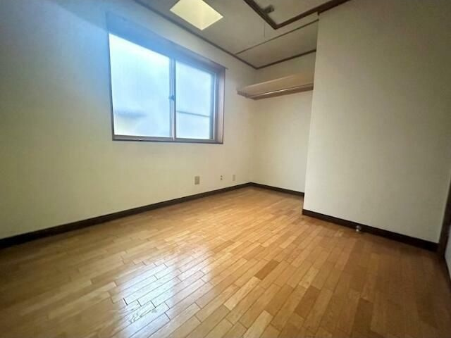 弥生町１丁目戸建の洋室