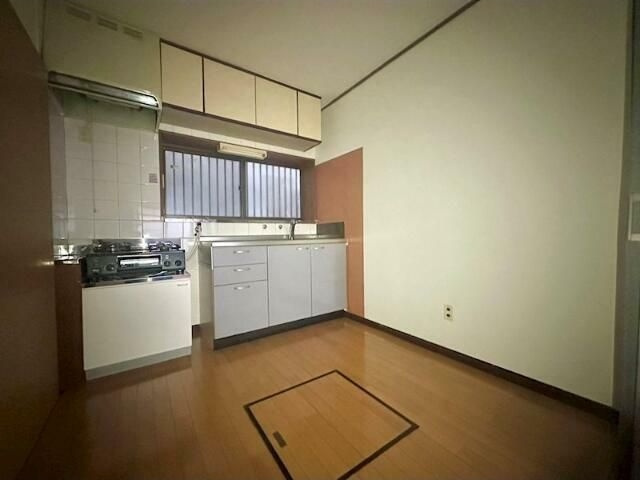 弥生町１丁目戸建の居間・リビング