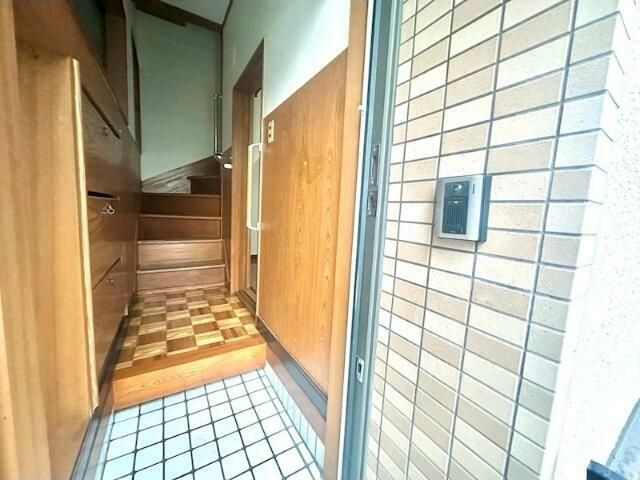 弥生町１丁目戸建の玄関