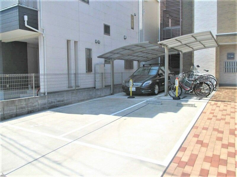 リブリ・横浜の駐車場