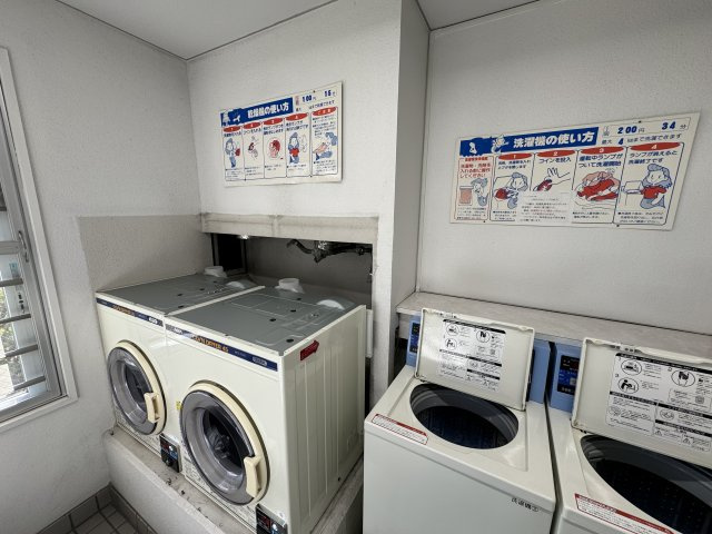 【その他共用部分】 | セレーノ門戸 | 洗濯機と乾燥機です