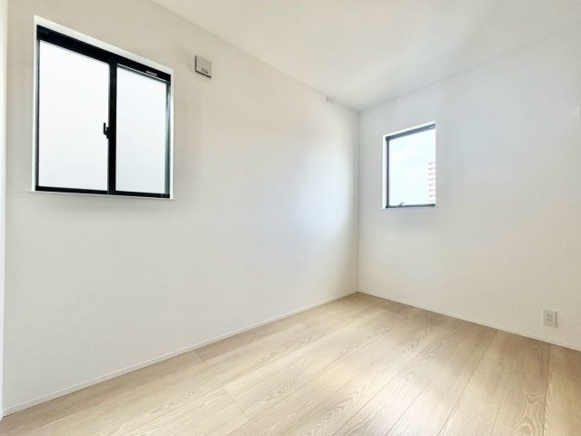 大府市桃山町4期の洋室|陽当りの良い洋室は、寝室や趣味の部屋、収納スペースなど、ライフスタイルに合わせて多目的に活用できる空間です。									
									