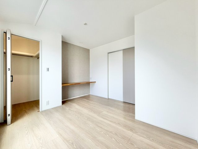大府市桃山町4期の洋室|陽当りの良い洋室は、寝室や趣味の部屋、収納スペースなど、ライフスタイルに合わせて多目的に活用できる空間です。									
									
