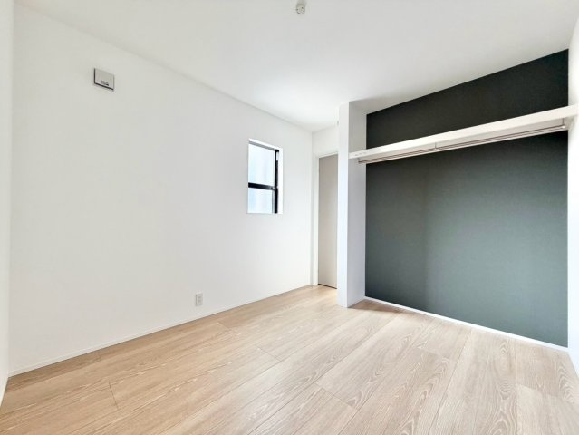 大府市桃山町4期の洋室|陽当りの良い洋室は、寝室や趣味の部屋、収納スペースなど、ライフスタイルに合わせて多目的に活用できる空間です。									
									