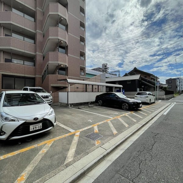 サンシティ畑江通の駐車場