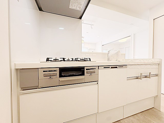 【現況写真】 | 秀和若林レジデンス | マンションの入り口に掲げられた、建物名称の表示部分。不動産業界ではこれを「館銘板」と呼びます。～即日のご見学可能～　お問合せはお気軽にどうぞ。
