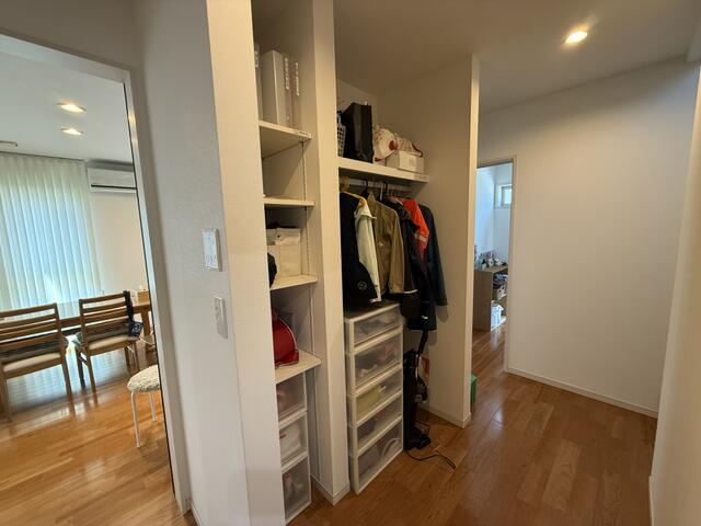 宇都宮市針ヶ谷町　3LDK　中古住宅の内装|１Ｆホール収納♪