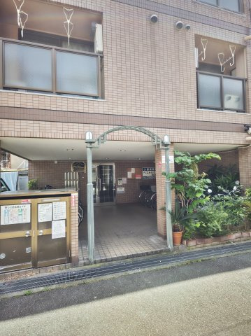 グランシャリオのエントランス|建物の内部です