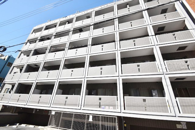 【現況写真】 | パレステュディオ代々木 | 前面道路と外観の様子です。～即日のご見学可能～　お問合せはお気軽にどうぞ。
