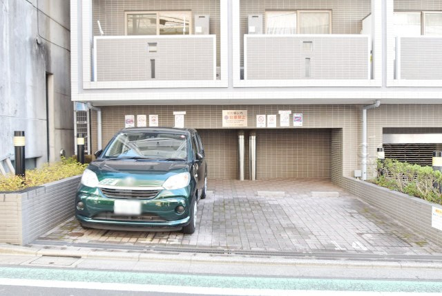 【駐車場】 | パレステュディオ代々木 | マンションの駐車場スペース。空きの有無や駐車料金、サイズ規定などについては、改めてお問い合わせください。～即日のご見学可能～　お問合せはお気軽にどうぞ。
