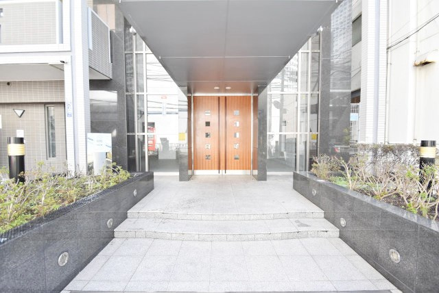【エントランス】 | パレステュディオ代々木 | オートロックを備えた、マンションのエントランス。やはりセキュリティの観点は欠かすことができません。皆様を“安全”に送り出し、出迎えてくれます。～即日のご見学可能～　お問合せはお気軽にどうぞ。