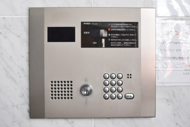 【防犯設備】 | パレステュディオ代々木 | 部外者の出入りを規制するオートロックの操作盤。「マンションに欲しいセキュリティ」の筆頭格です。これがあるだけで、安心感はひときわ増します。～即日のご見学可能～　お問合せはお気軽にどうぞ。

