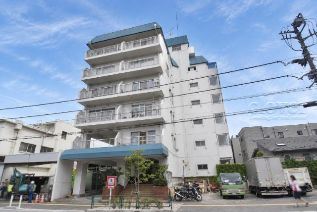 【外観】 | ハイネス大塚 | 青空によく映える建物です。手入れの行き届いた外壁やマンション正面エントランスなど、綺麗な姿をぜひ一度、現地にてご覧ください。～即日のご見学可能～　お問合せはお気軽にどうぞ。